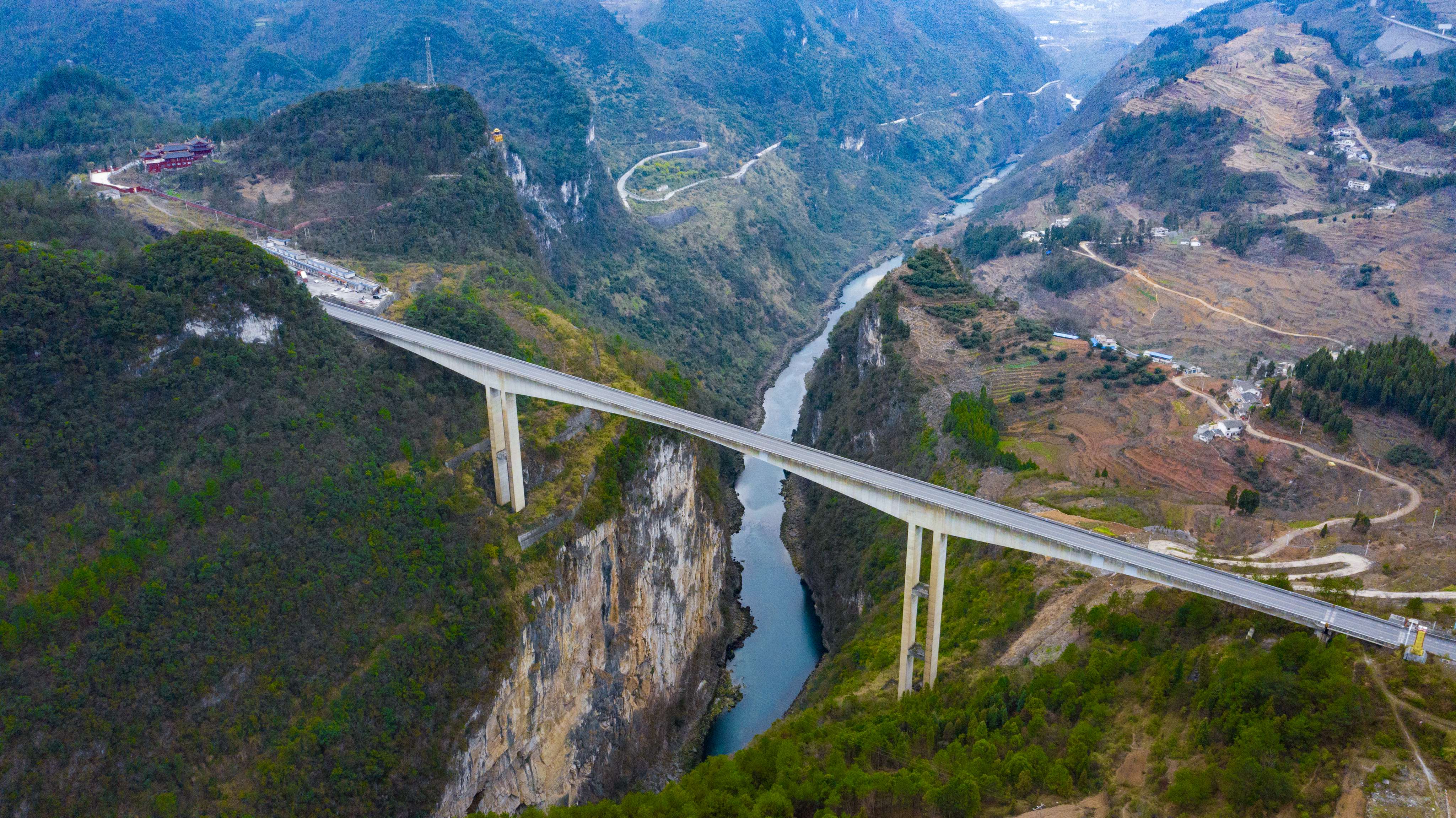 DJI_0818---貴陽(yáng)至畢節(jié)高等級(jí)公路六廣河大橋。貴州日?qǐng)?bào)天眼新聞?dòng)浾? 聞雙攝.JPG