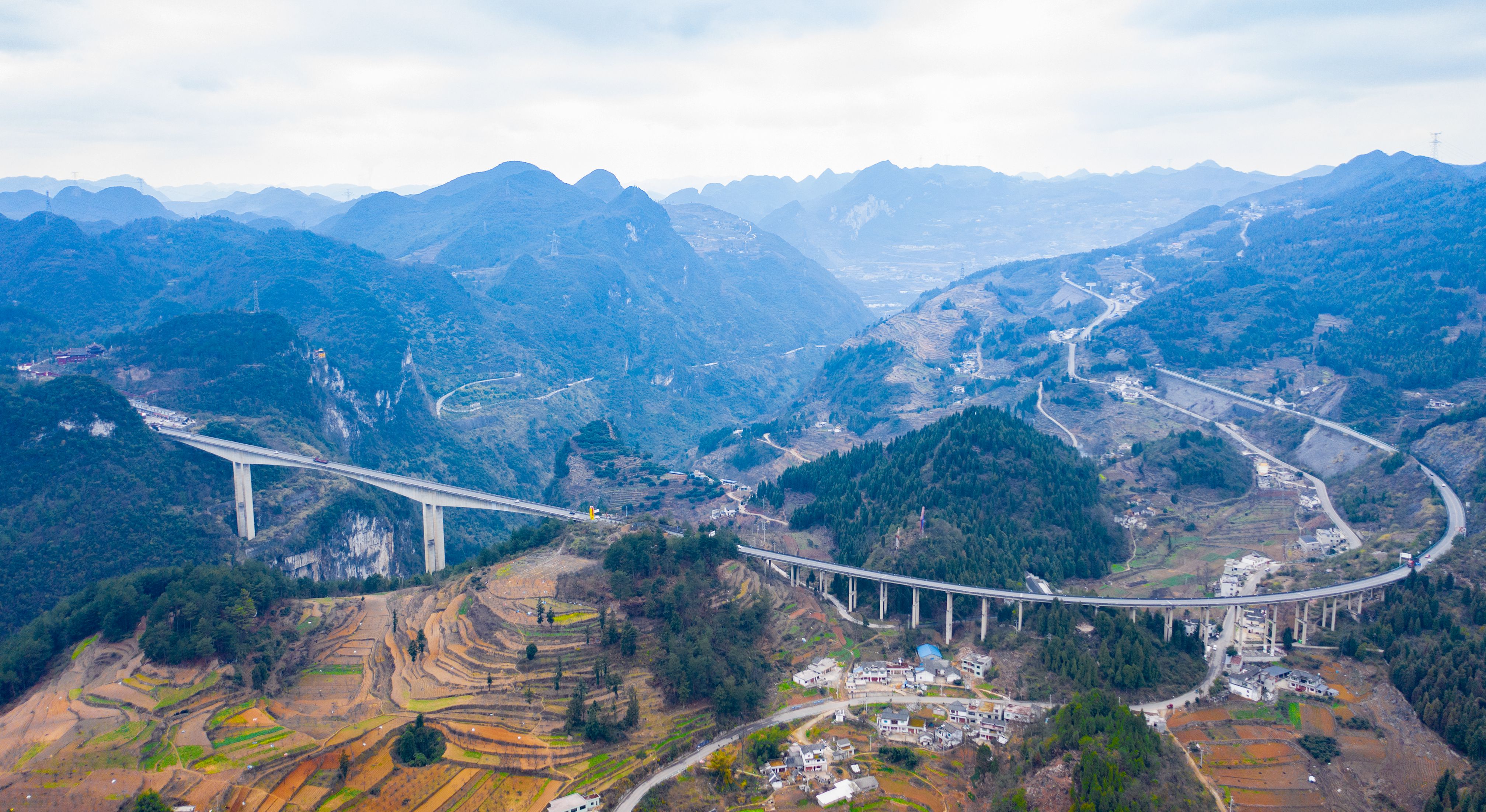 DJI_0813---貴陽(yáng)至畢節(jié)高等級(jí)公路六廣河大橋。貴州日?qǐng)?bào)天眼新聞?dòng)浾? 聞雙攝.JPG