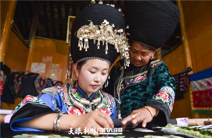 在貴州省銅仁市松桃苗族自治縣太平營街道老寨村，一老人在指導(dǎo)繡娘繡苗繡。.jpg